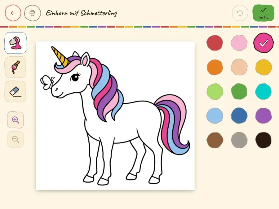 Bildschirmfoto aus Ausmal Club auf dem iPad: ein noch weißes Einhorn mit Schmetterling, links die Werkzeuge Farbeimer, Pinsel, Radierer und Lupe, rechts 15 Farben zur Auswahl.
